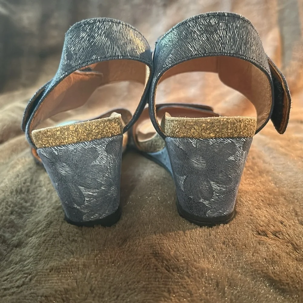 TAOS  Carousel 2 Blue Floral Leather Wedge Sz 7/7.5